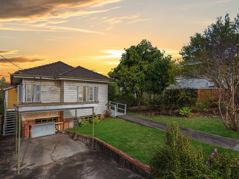 Jubilee Cottage before renovation in 2018 with weathered white exterior